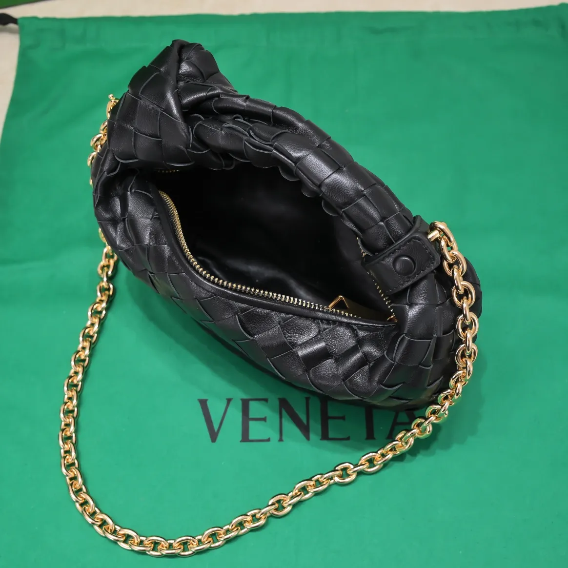 Batch 1220 Ready Stock/Black Hello everyone, I have a new name, it’s called chain jodie. Jodie’s chain clause ~ can finally be carried on the shoulder. It is based on the original bag type and adds a chain shoulder strap, and it is detachable! It's equivalent to spending one dollar to buy two bags. As the ace cutie of BV family, I really have no choice but to buy one! This bag of ours is really the same as ZP. You can wear it with a small amount of money~ Original sheepskin➕all steel hardware 28×23×8cm, model: 6699-9#